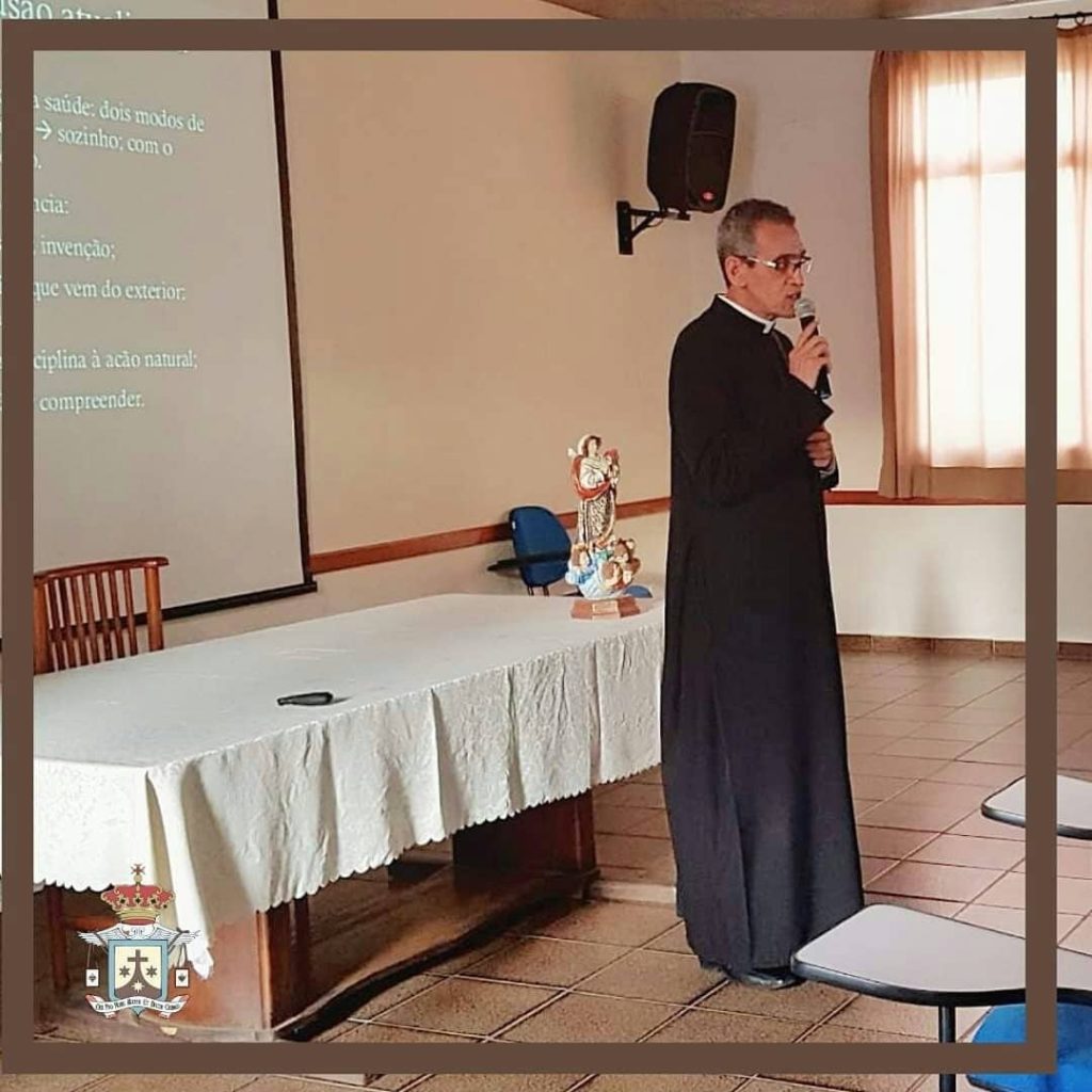 Padre José Leles dirige palavras de encerramento do evento