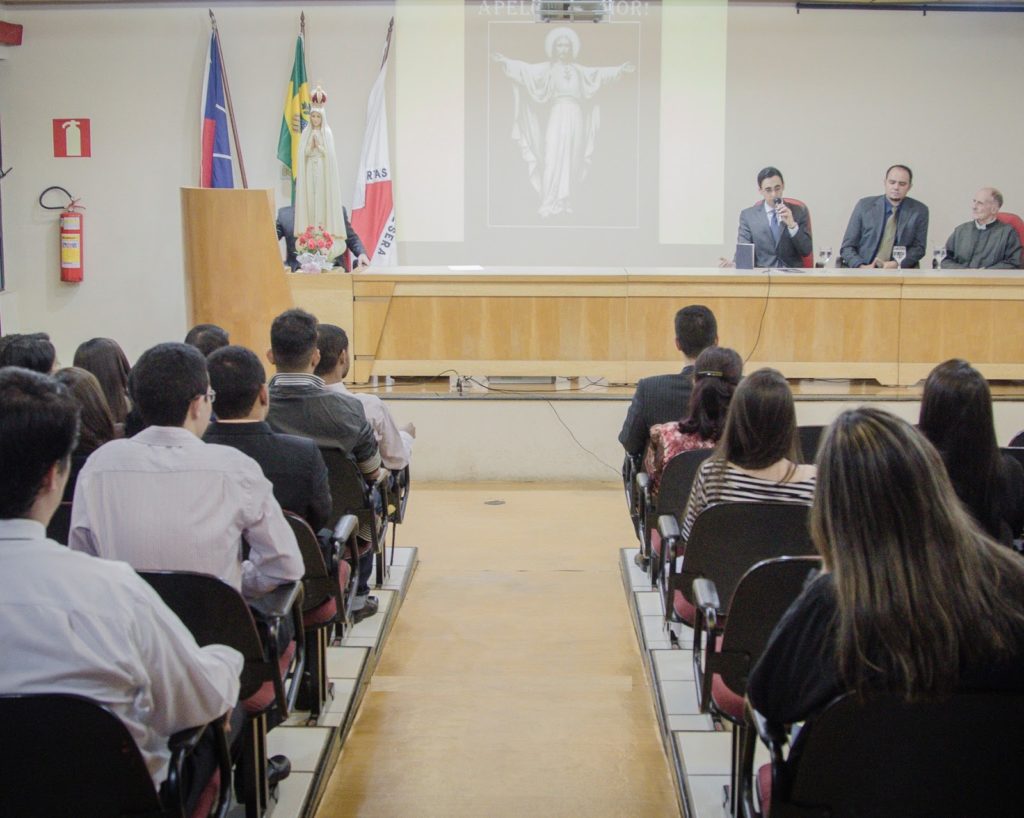 plateia ouvindo discurso do palestrante