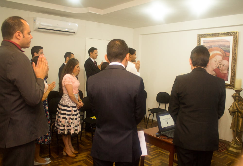 Participantes rezando frente à imagem da Mãe do Bom Conselho