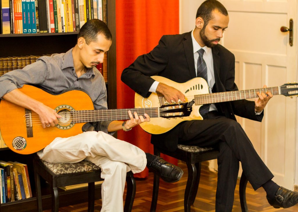 Homens tocando violão clássico