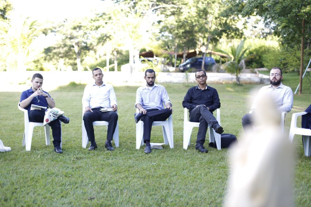 Participantes ouvindo preleção do conferencista