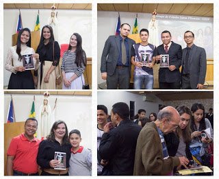 Moças posam para foto após fim do evento